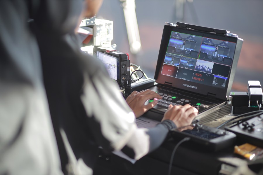 How does a professional livestream service at Event Crew work?