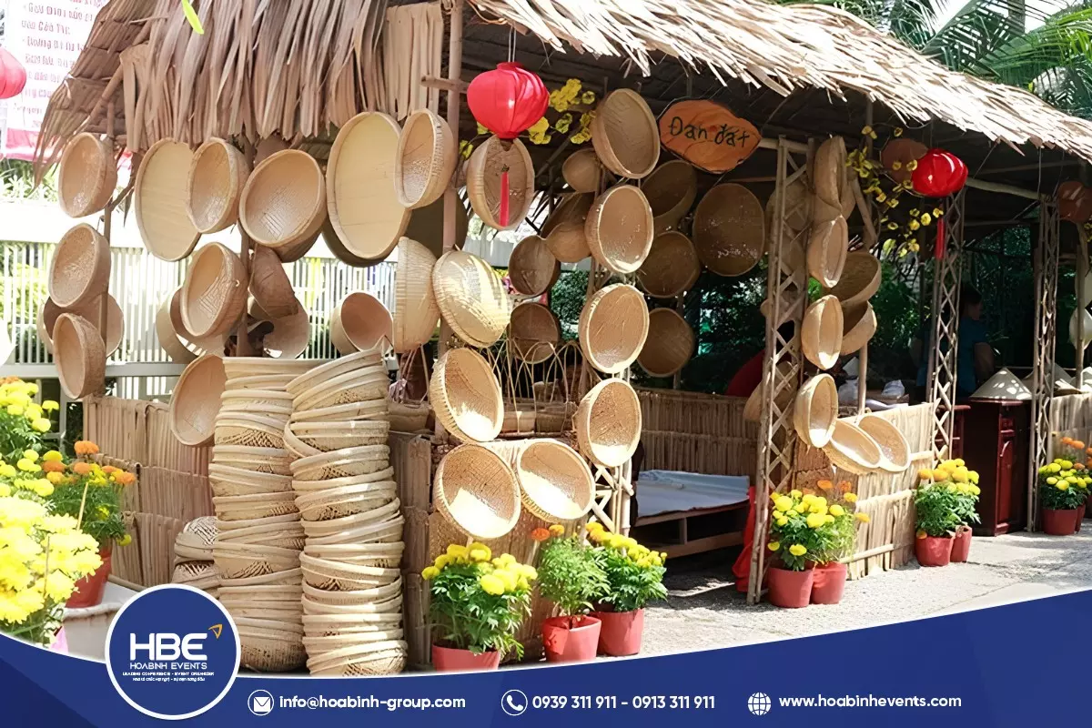 Vật liệu v&agrave; phụ kiện trang tr&iacute; gian h&agrave;ng hội chợ qu&ecirc;
