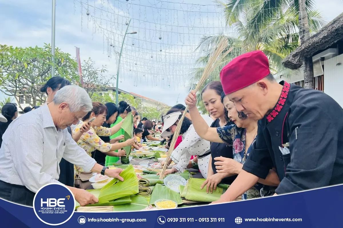 Mẫu gian h&agrave;ng hội chợ qu&ecirc; thu h&uacute;t kh&aacute;ch tham quan