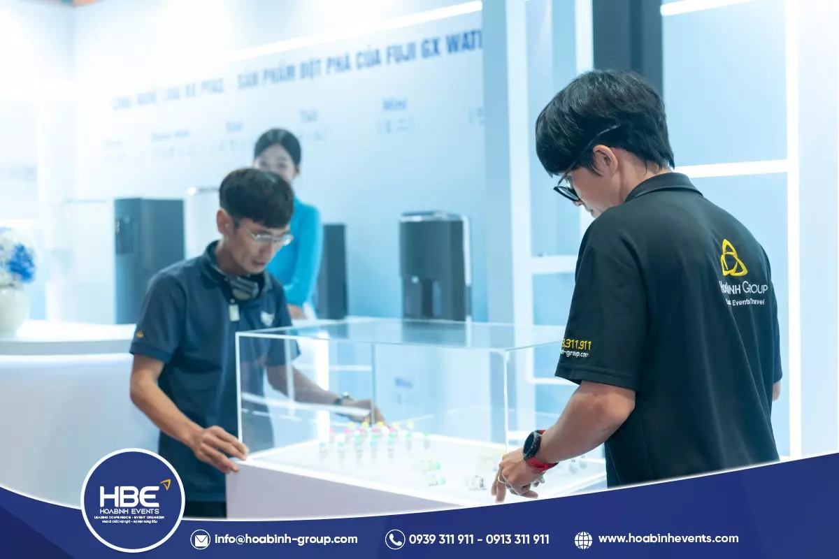 Mẫu gian h&agrave;ng hội chợ qu&ecirc; thu h&uacute;t kh&aacute;ch tham quan