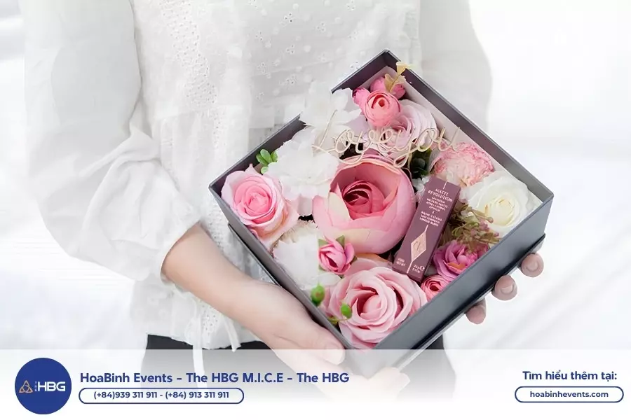 Hoa tặng đối t&aacute;c kh&aacute;ch h&agrave;ng nữ 20/10
