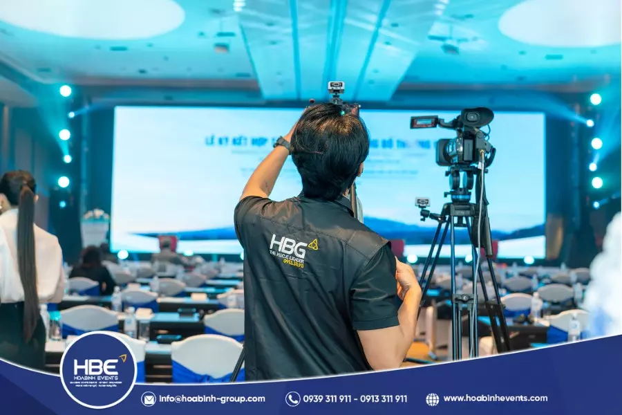 HoaBinh Events tự hào sở hữu đội ngũ nhân sự giàu kinh nghiệm thực hiện key visual và các sản phẩm Media sự kiện HoaBinh Events tự hào sở hữu đội ngũ nhân sự giàu kinh nghiệm thực hiện key visual và các sản phẩm Media sự kiện
