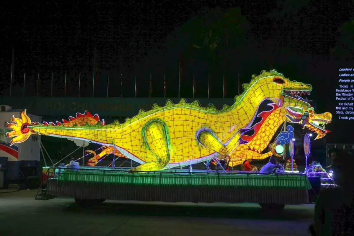 m&ocirc; h&igrave;nh đ&egrave;n Trung thu khổng lồ