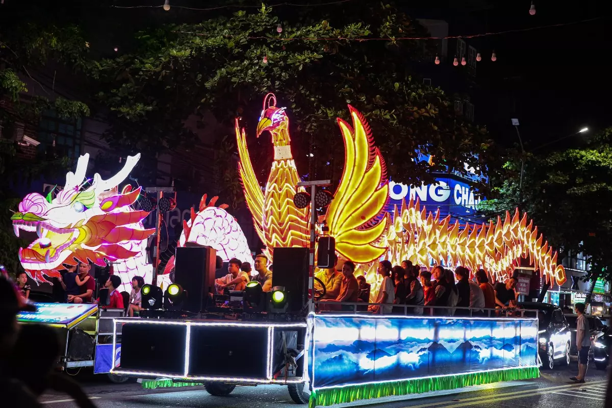 m&ocirc; h&igrave;nh đ&egrave;n Trung thu khổng lồ