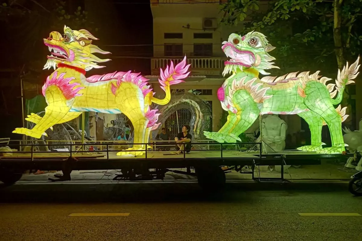 m&ocirc; h&igrave;nh đ&egrave;n Trung thu khổng lồ