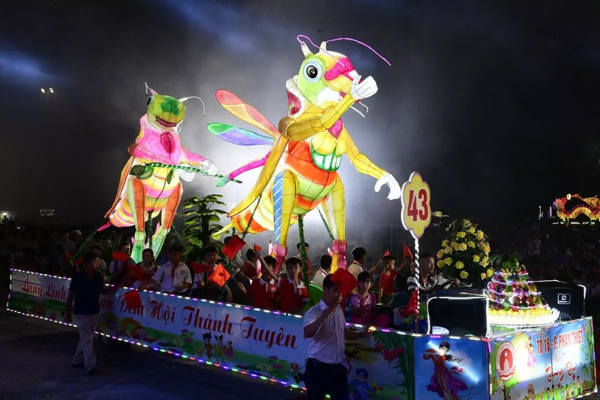 m&ocirc; h&igrave;nh đ&egrave;n Trung thu khổng lồ