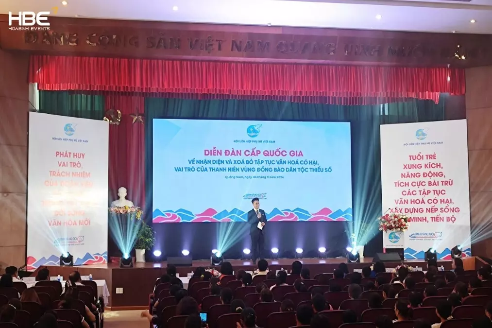 Backdrop s&acirc;n khấu gi&uacute;p tăng t&iacute;nh thẩm mỹ v&agrave; truyền tải th&ocirc;ng điệp của chiến dịch, nh&atilde;n h&agrave;ng đến kh&aacute;ch tham dự