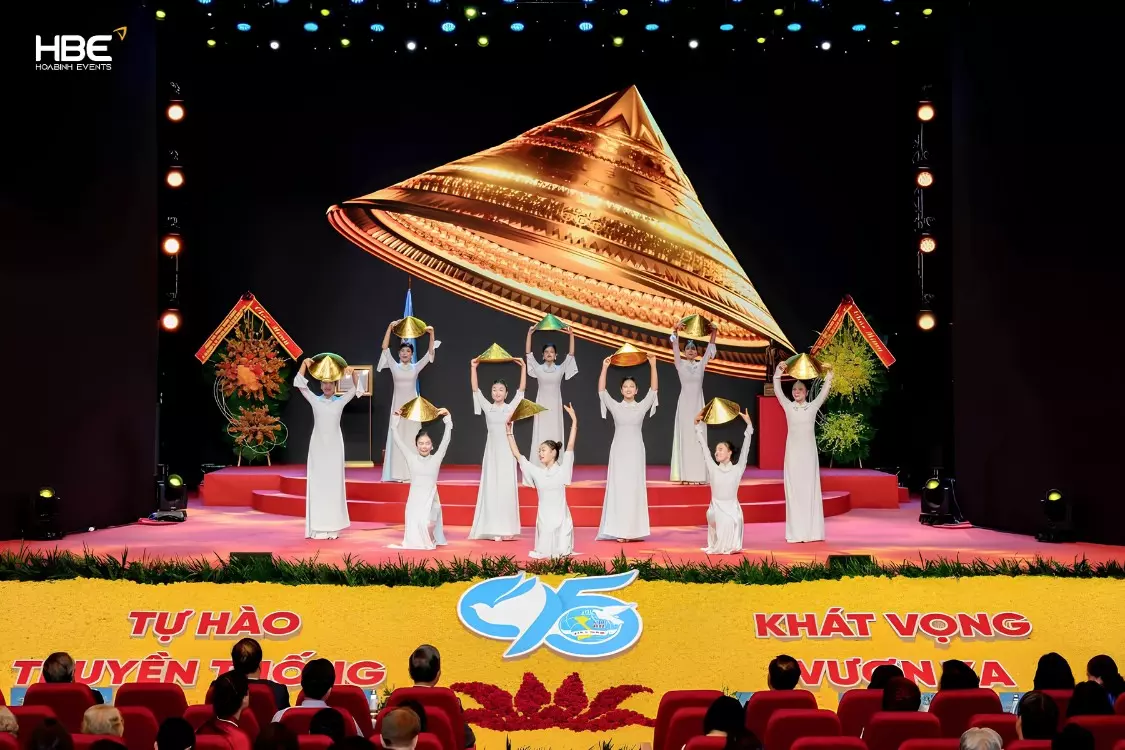 Trang trí sân khấu sự kiện 20/10 Trang trí sân khấu sự kiện 20/10