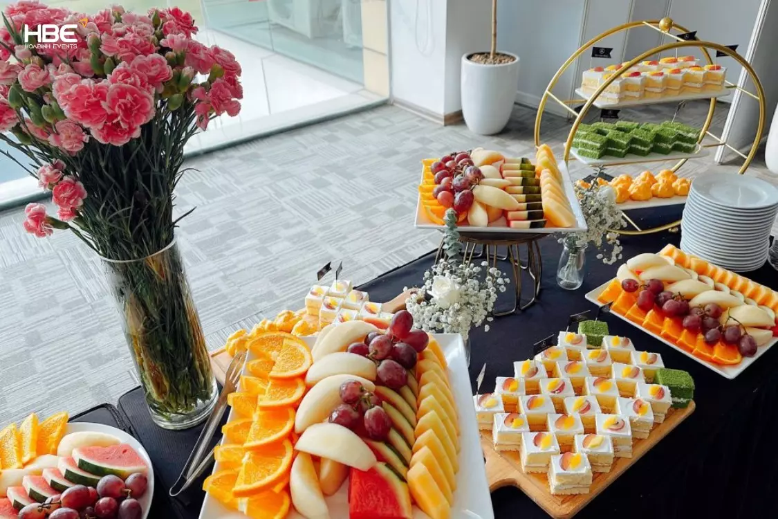 Trang trí bàn tiệc và khu vực tea break 20/10 Trang trí bàn tiệc và khu vực tea break 20/10
