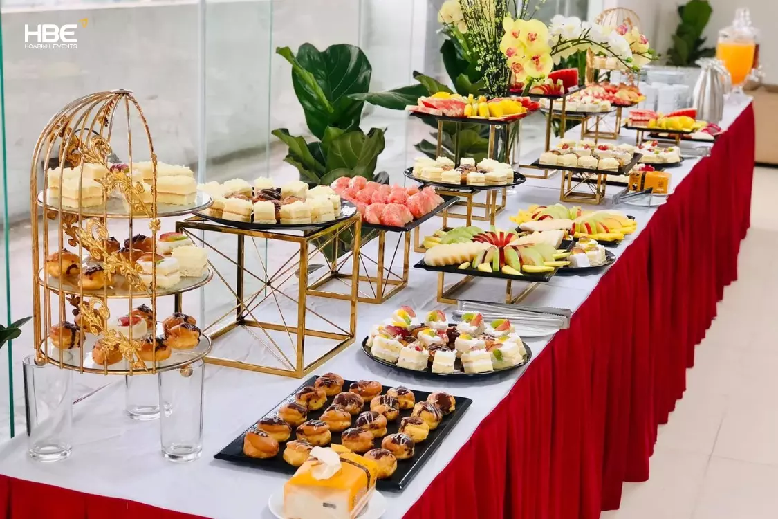 Trang trí bàn tiệc và khu vực tea break 20/10 Trang trí bàn tiệc và khu vực tea break 20/10