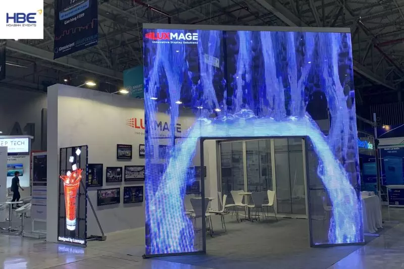 ố trí mặt tiền gian hàng thoáng đãng với điểm nhấn là màn hình LED lớn trình chiếu thông điệp thương hiệu ố trí mặt tiền gian hàng thoáng đãng với điểm nhấn là màn hình LED lớn trình chiếu thông điệp thương hiệu