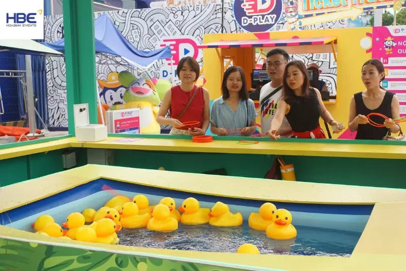 Người tham gia h&agrave;o hứng thực hiện c&aacute;c thử th&aacute;ch kỹ năng tại gian h&agrave;ng tr&ograve; chơi