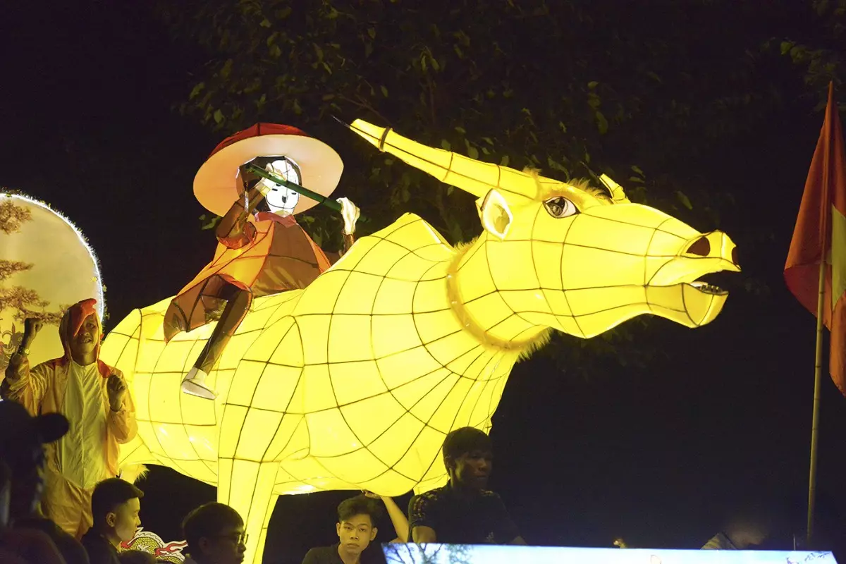 Đ&egrave;n Trung thu khổng lồ l&agrave; g&igrave;?