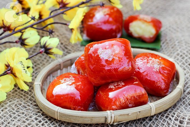 Bánh phu thê được gói bằng những chiếc lá dong hấp dẫn.