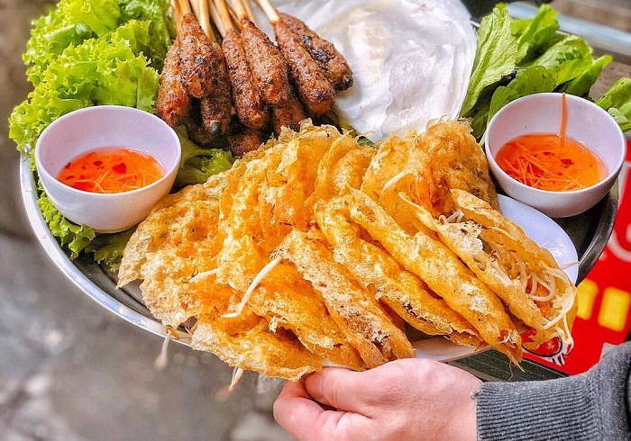 Bánh xèo là món ăn dân gian và xuất hiện rất nhiều trong danh sức ẩm thực đường phố tại Đà Nẵng.