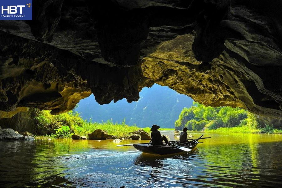 Quần thể ba hang Tam Cốc