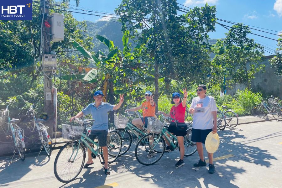 Du khách của HoaBinh Tourist trải nghiệm tham quan