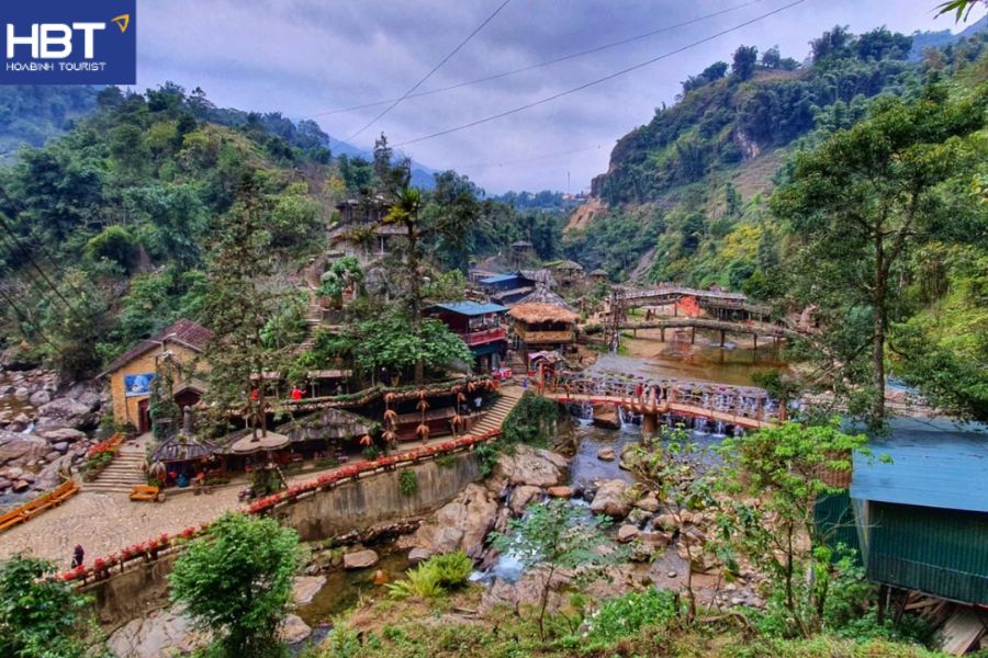 Toàn cảnh Bản Cát Cát với nhà gỗ truyền thống