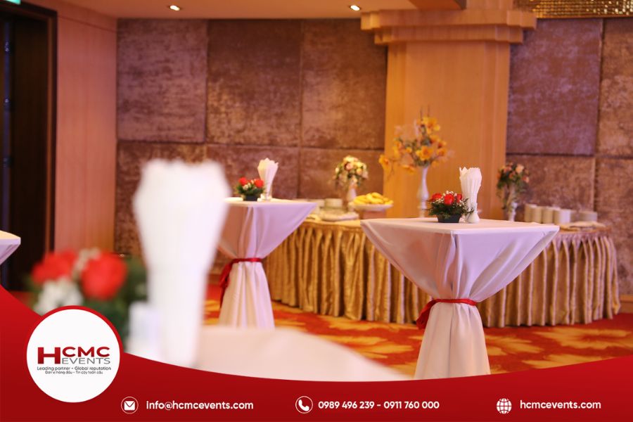 Bàn cocktail giúp tăng tính thẩm mỹ cho không gian sự kiện