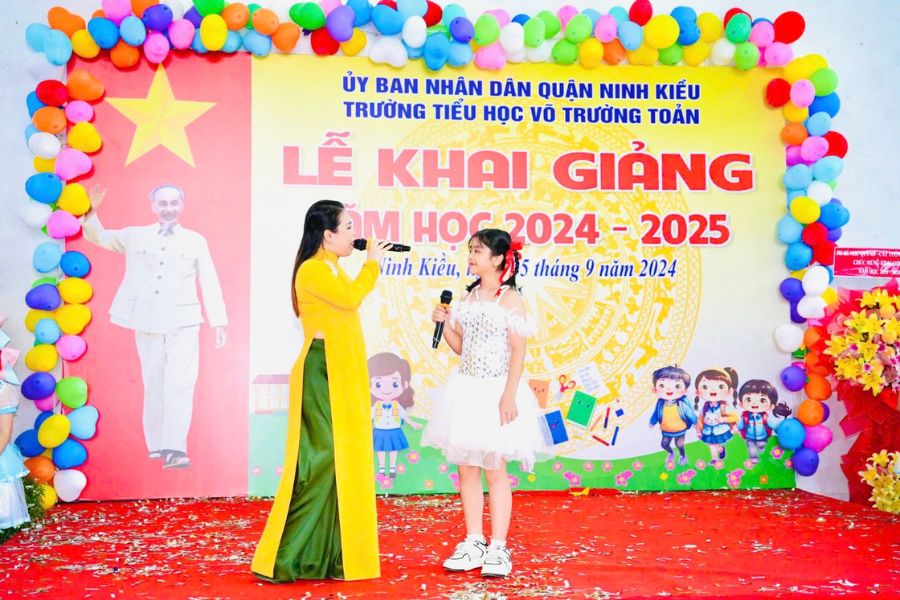 trang trí sân khấu lễ khai giảng
