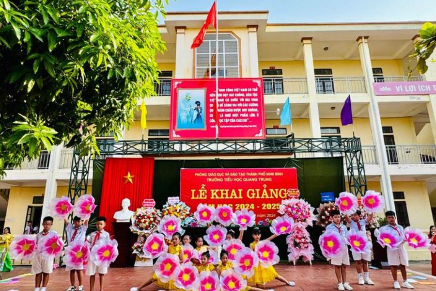 trang trí sân khấu lễ khai giảng