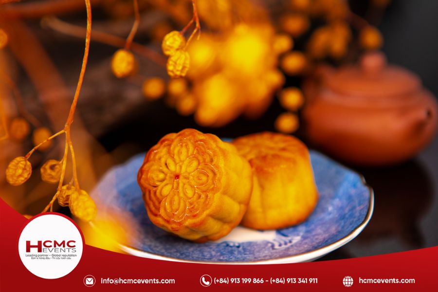 Ăn bánh trung thu và uống trà