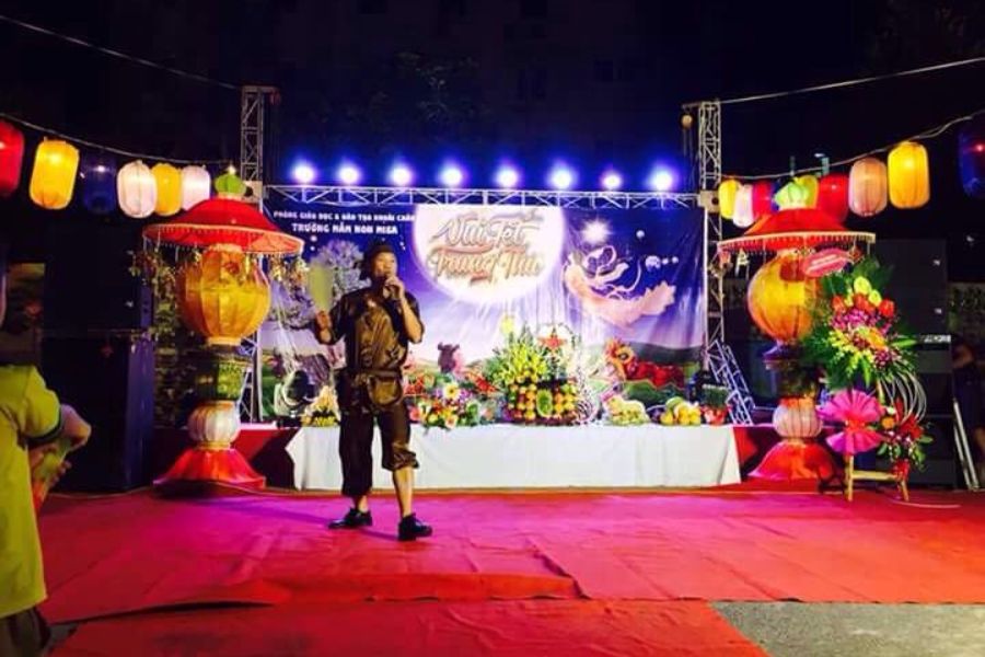 trang trí sân khấu trung thu ngoài trời