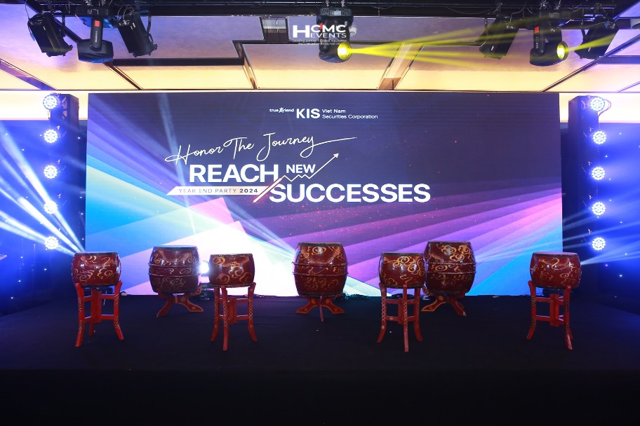 mẫu thiết kế backdrop tất niên