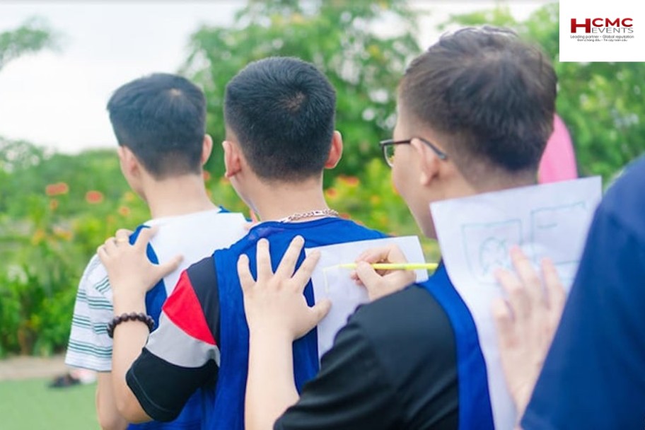 Vẽ tranh tiếp sức