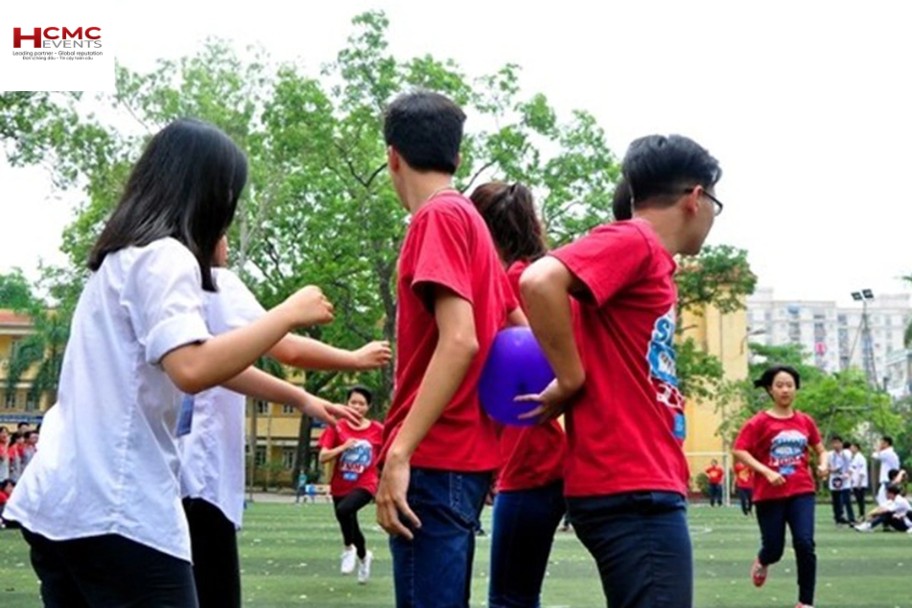 Dùng lưng đưa bóng về đích