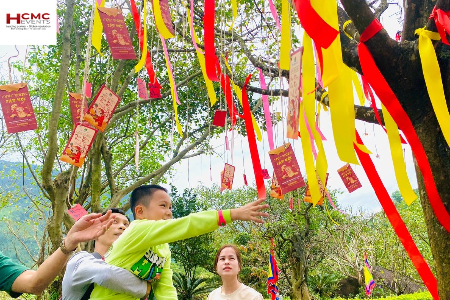 Hái lộc đầu xuân
