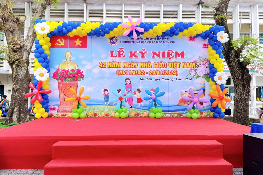 trang trí sân khấu 20/11