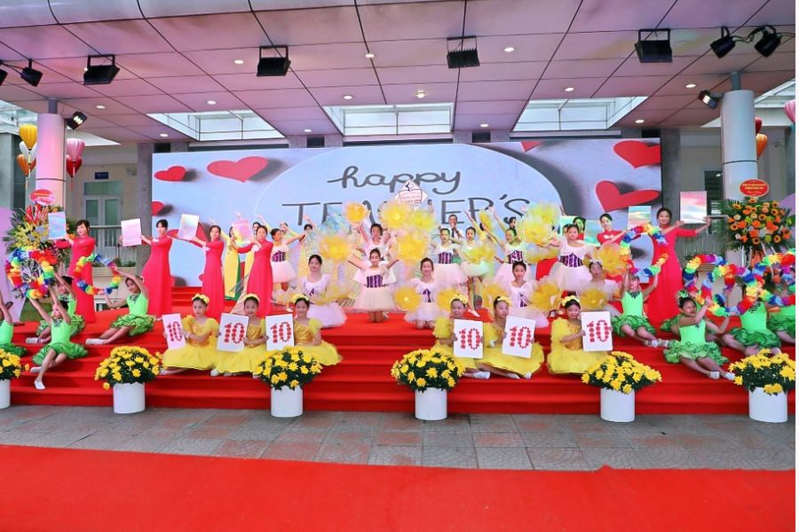 trang trí sân khấu 20/11