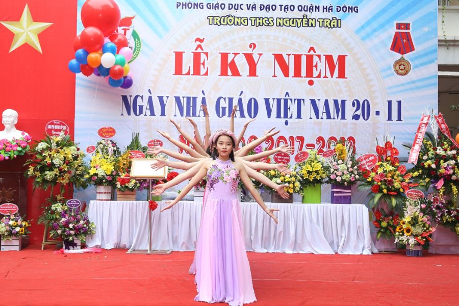 trang trí sân khấu 20/11