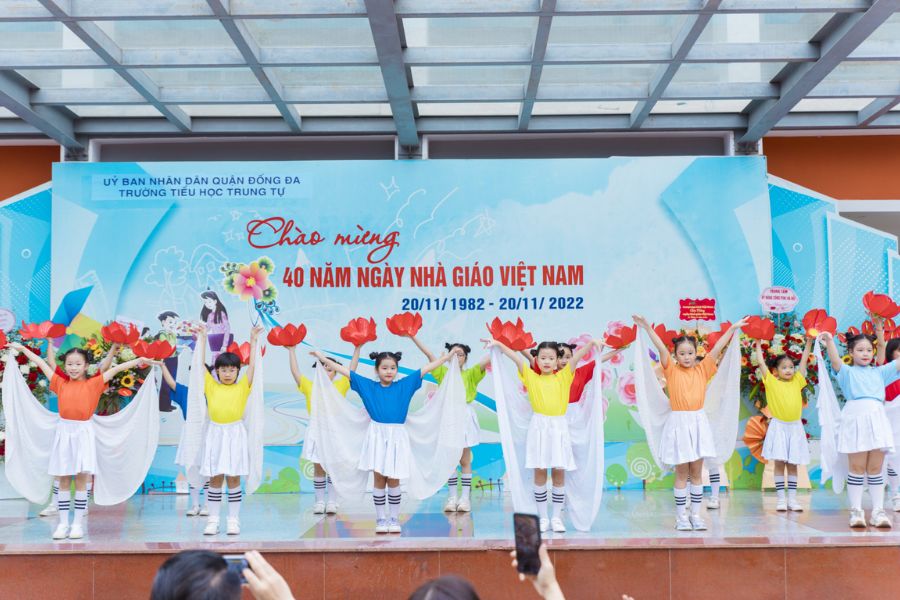 trang trí sân khấu 20/11