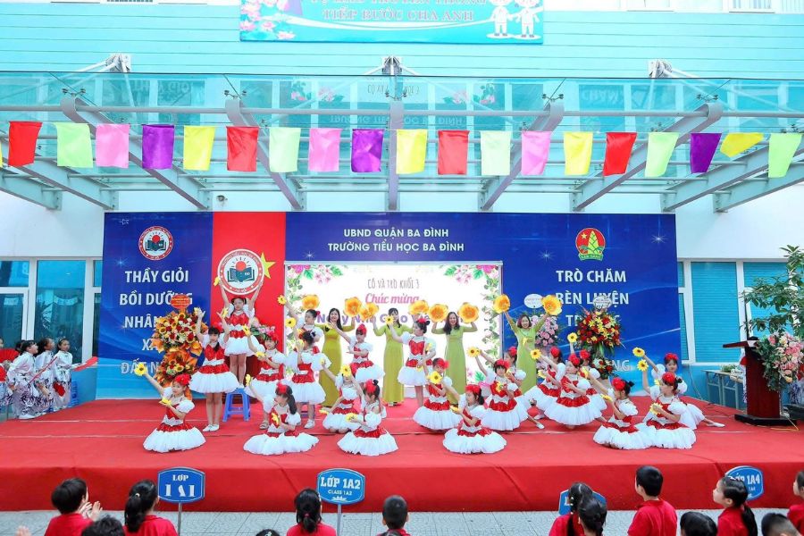 trang trí sân khấu 20/11