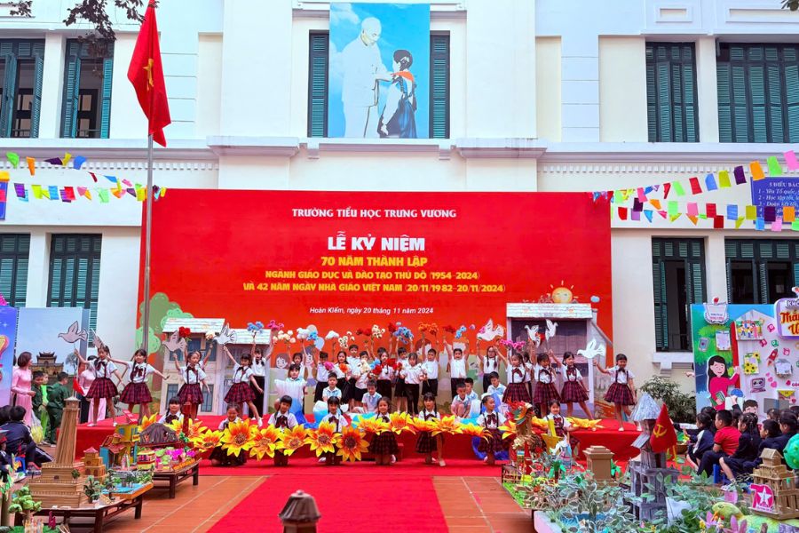 trang trí sân khấu 20/11