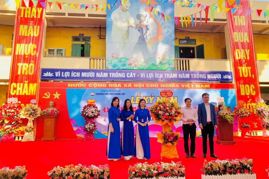 trang trí sân khấu 20/11