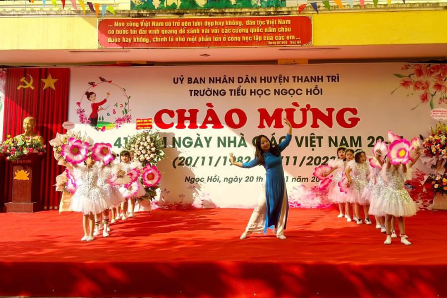 trang trí sân khấu 20/11
