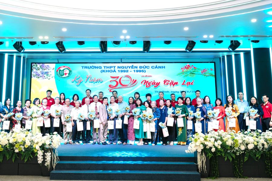 trang trí sân khấu 20/11