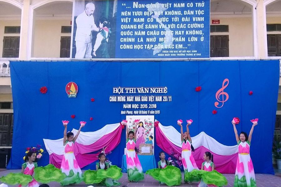 trang trí sân khấu 20/11