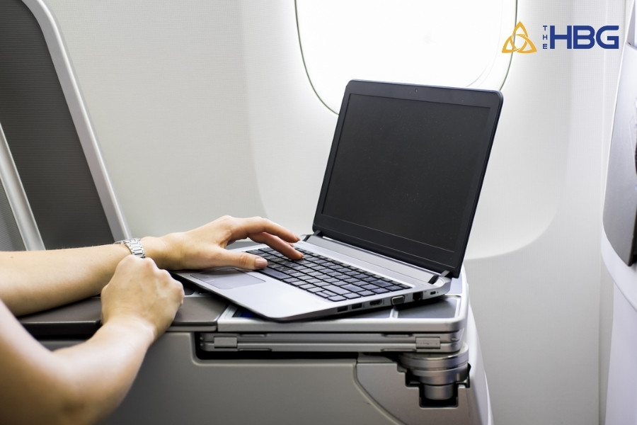 Có được sử dụng laptop trên máy bay không?